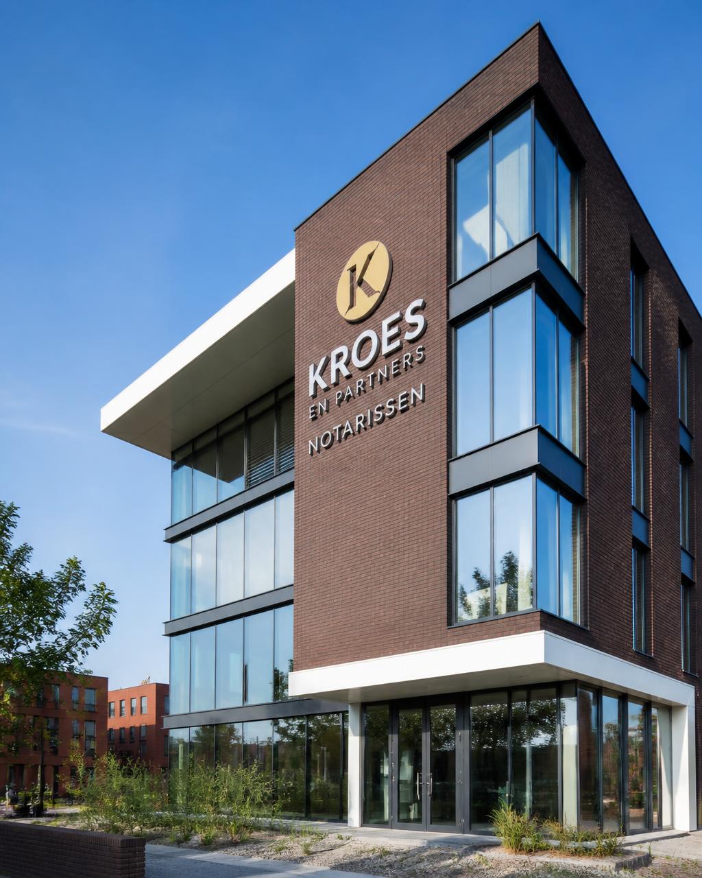 Modern Nederlands bedrijfsgebouw met bakstenen en glazen gevel