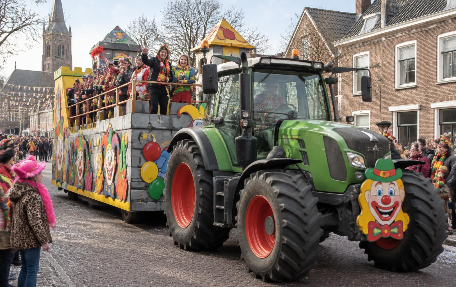Carnavalswagen getrokken door een tractor tijdens een optocht